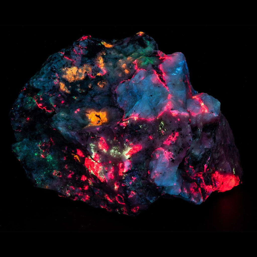 A fantasy rock mineral from Greenland containing Tugtupite, Sodalite, Polylithionite under shortwave UV light