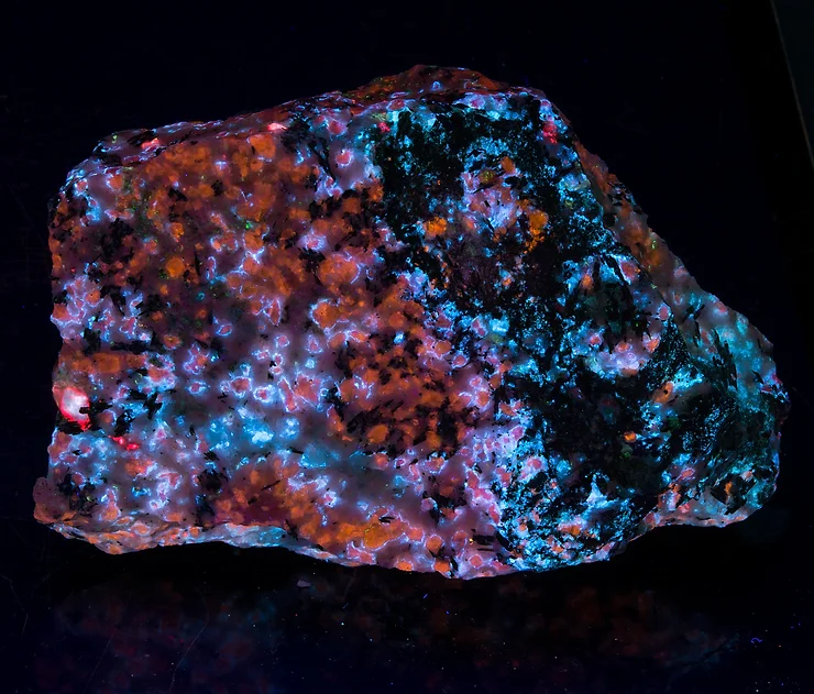 sodalite (hackmanite), tugtupite, chkalovite, analcime from greenland
