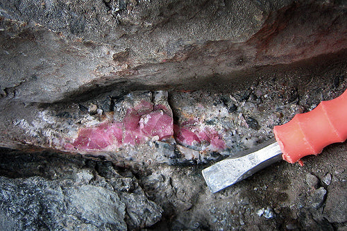 Tugtupite vein