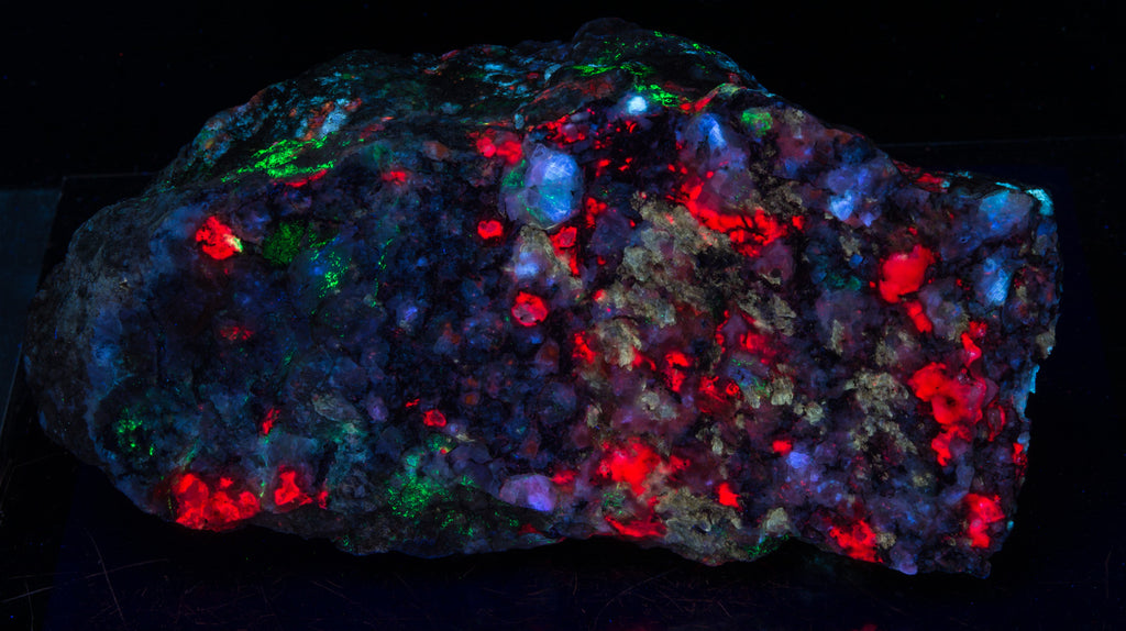 fantasy rock from greenland with tugtupite chkalovite analcime polylithionite