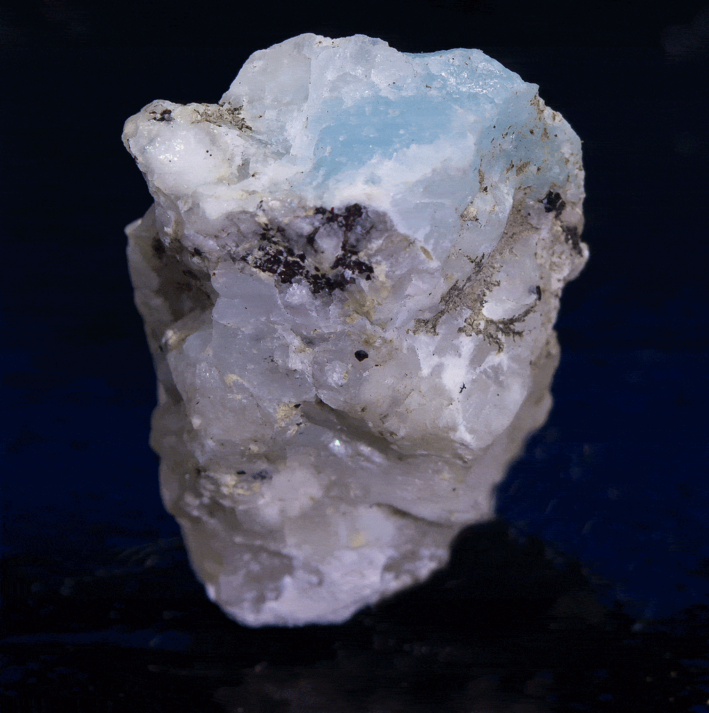 blue tugtupite and its red fluorescence under shortwave uv light