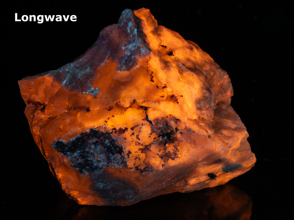 tenebrescent and fluorescent sodalite from greenland