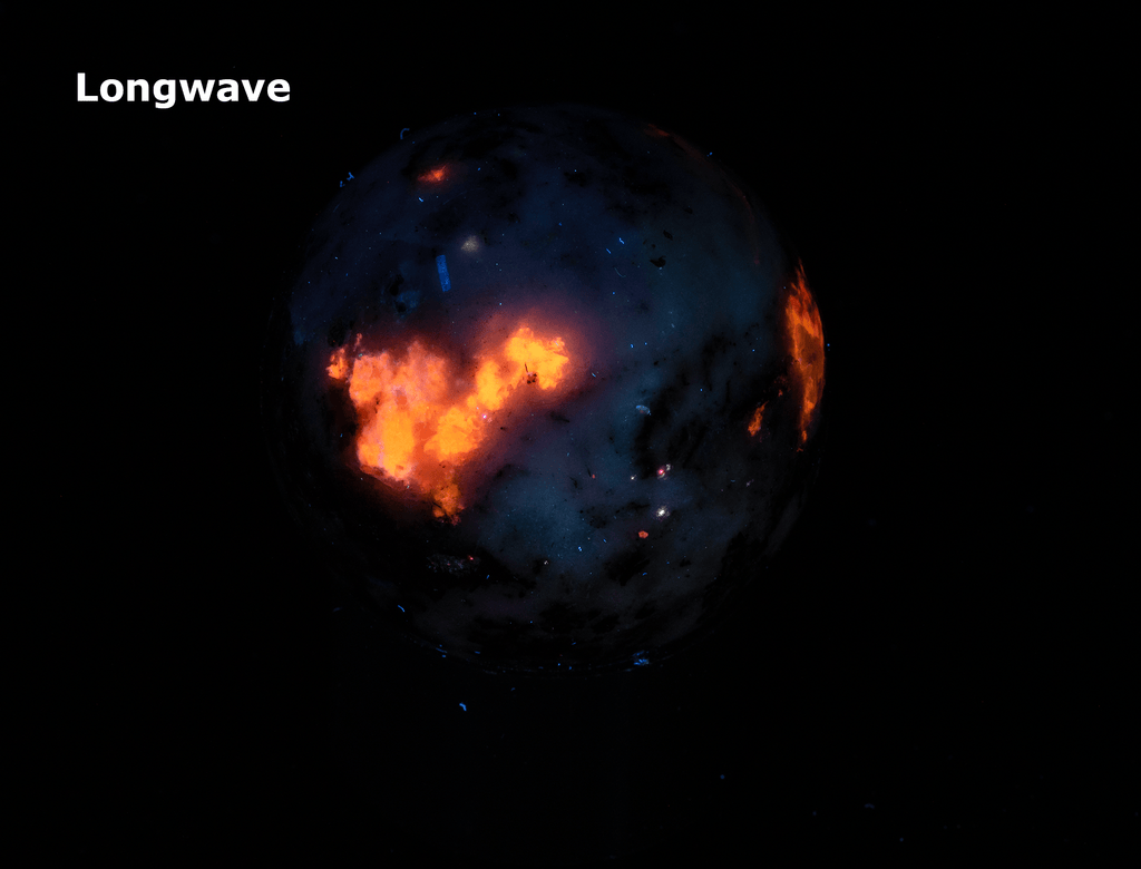 Tugtupite and polylithionite sphere from Greenland