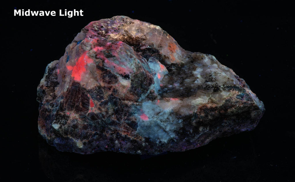 Hauyne, Gonnardite, Calcite, Scapolite, Phlogopite from Afghanistan under midwave UV light