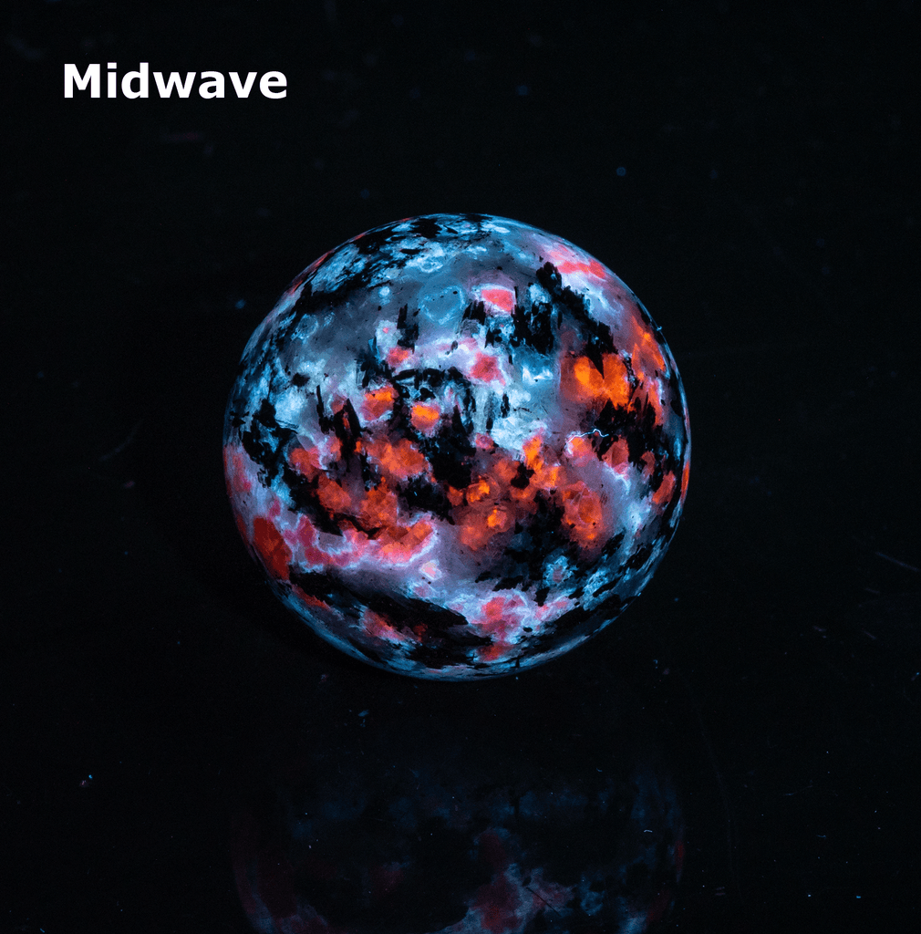 The main minerals on this sphere are blue analcime, orange fluorescent sodalite, black arfvedsonite crystals