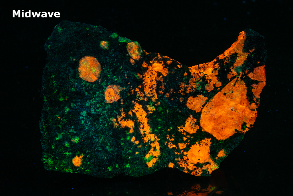 tenebrescent and fluorescent sodalite
