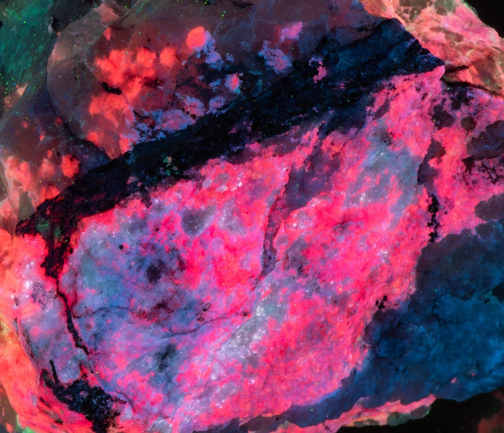 tugtupite mixed with what we believe is a special variety of chkalovite