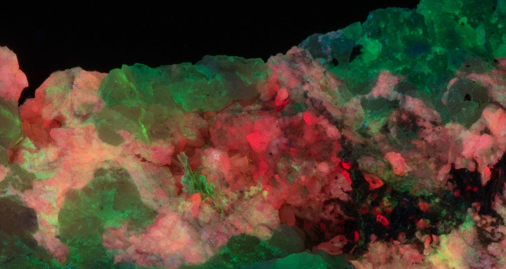 tugtupite mixed with what we believe is a special variety of chkalovite