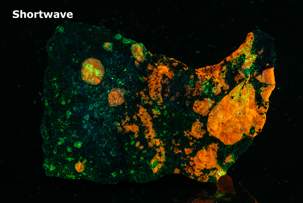 tenebrescent and fluorescent sodalite