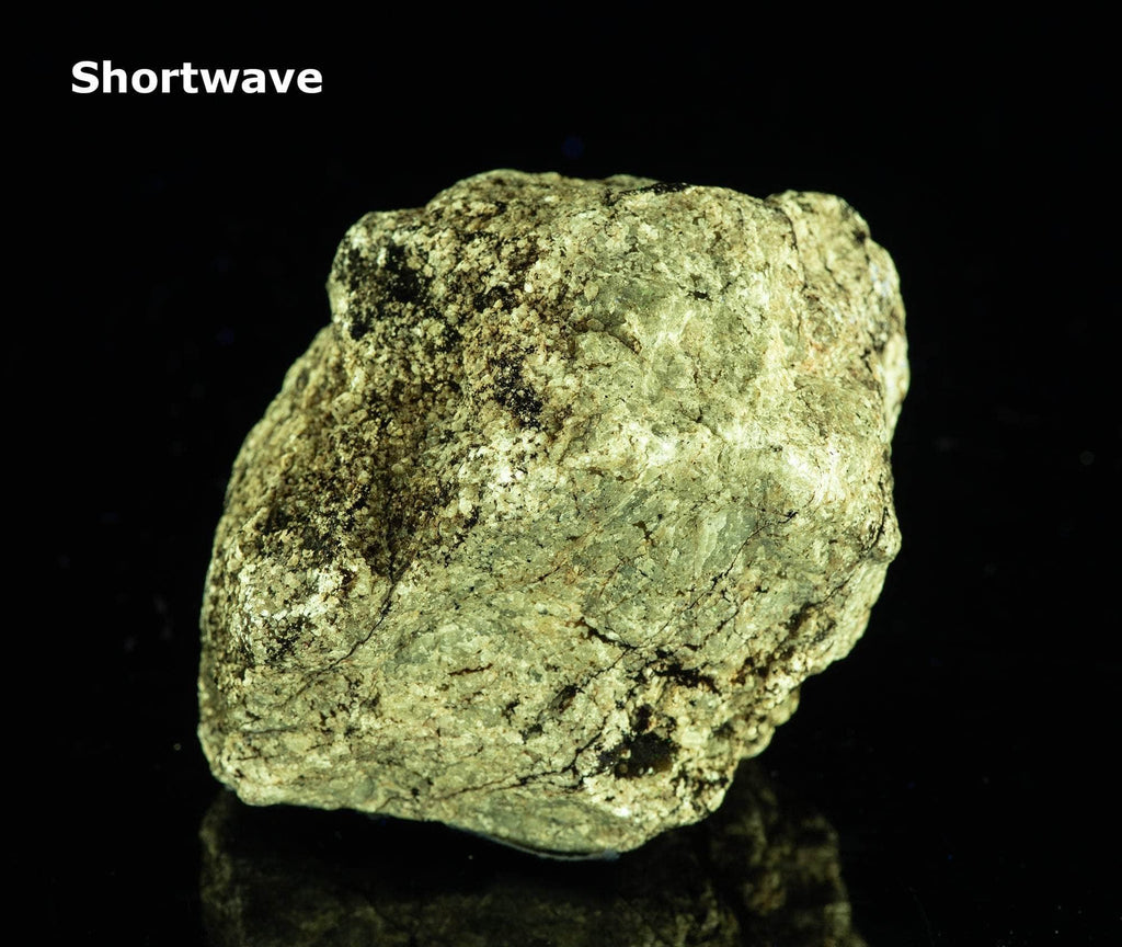 An incredibly large, bright and beautiful silver-yellow fluorescent scheelite