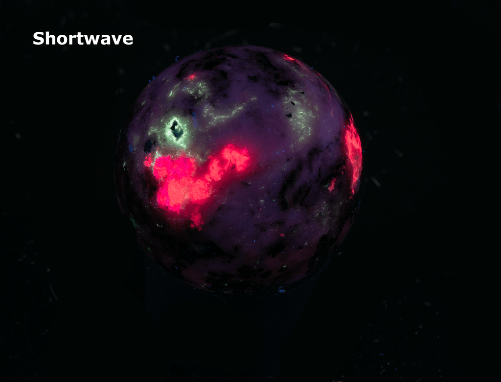 Tugtupite and polylithionite sphere from Greenland