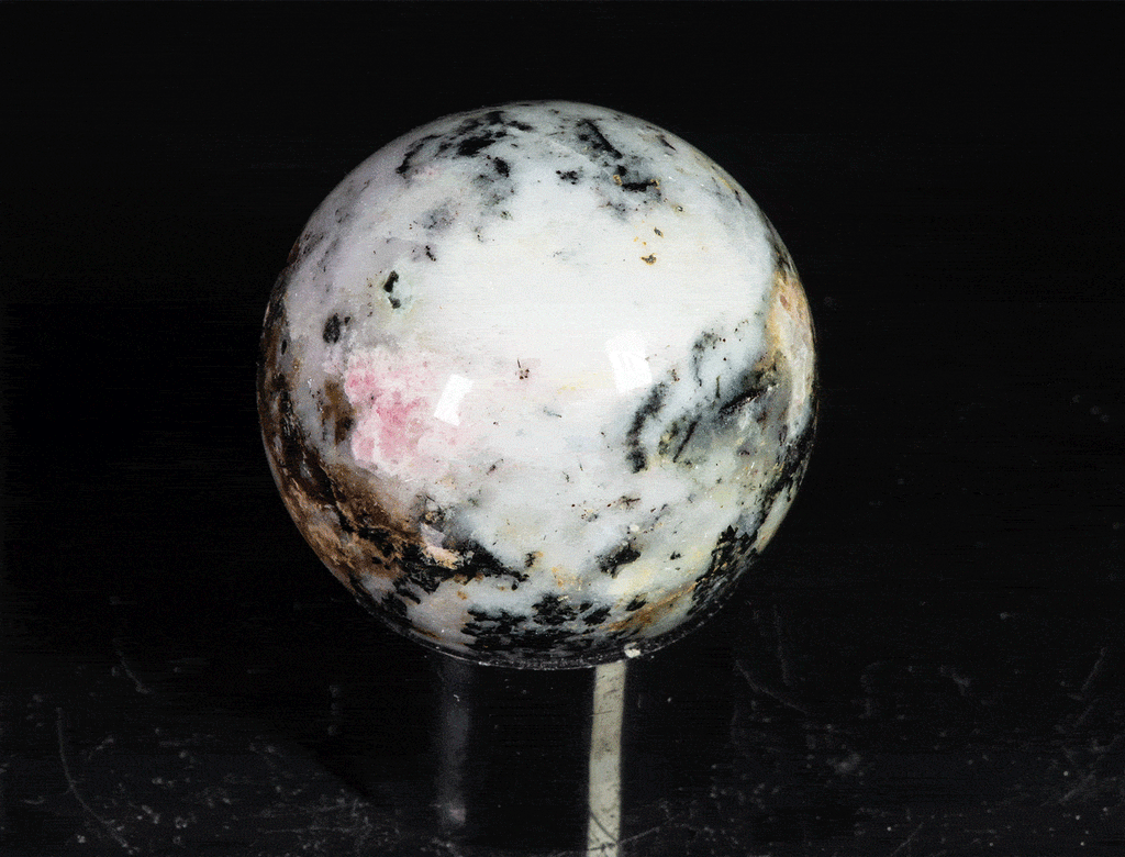 Tugtupite and polylithionite sphere from Greenland