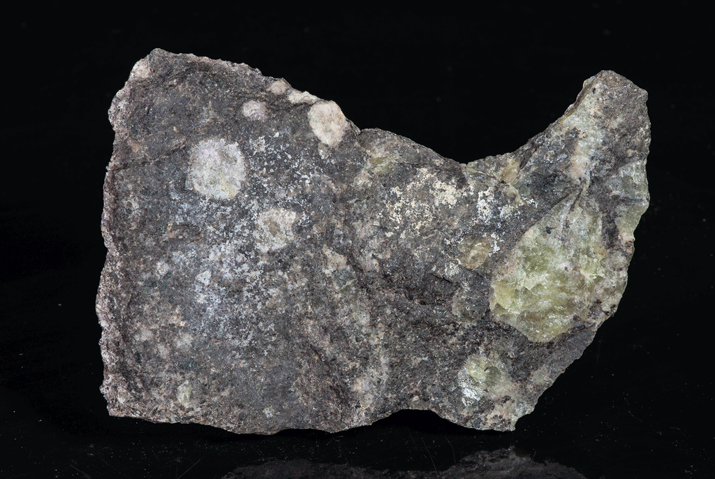tenebrescent and fluorescent sodalite