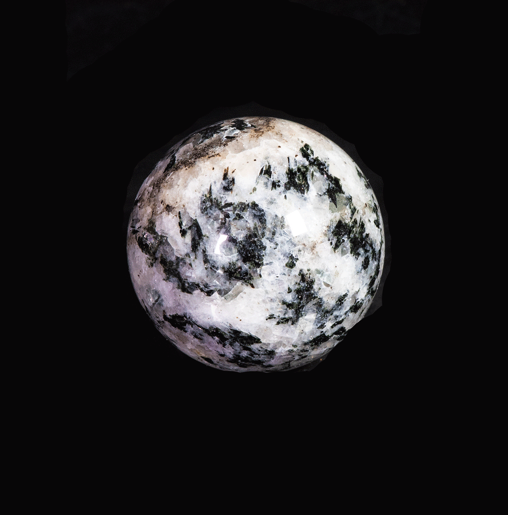 The main minerals on this sphere are blue analcime, orange fluorescent sodalite, black arfvedsonite crystals