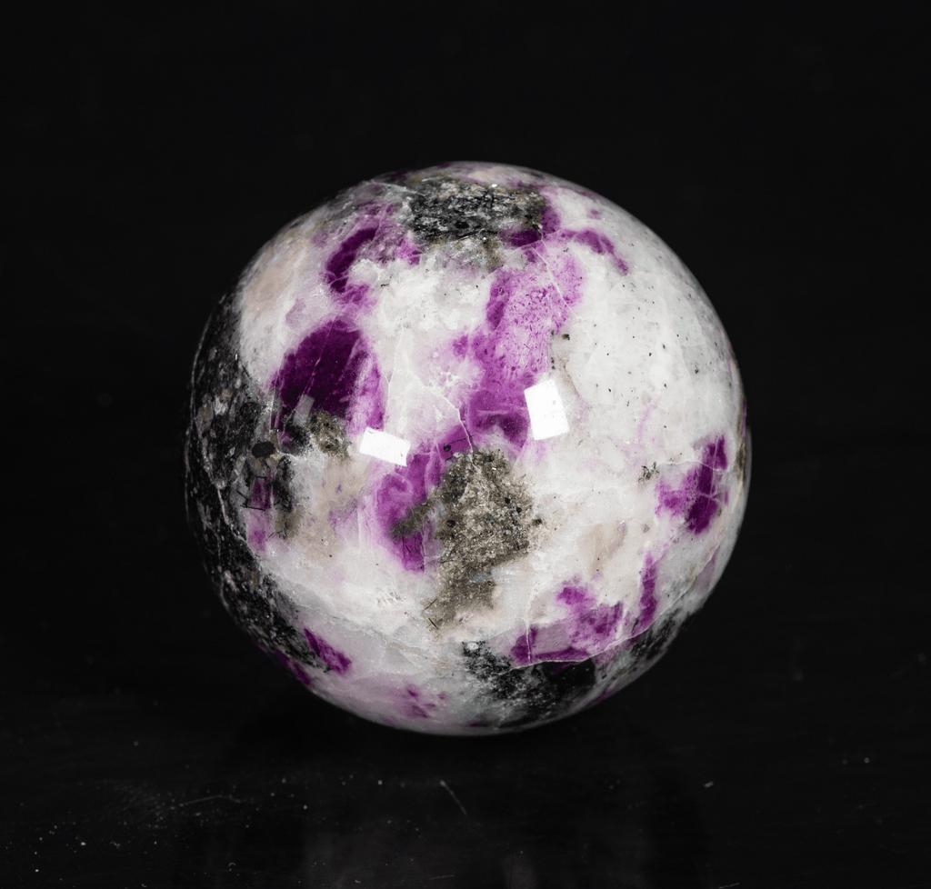 A Fluorescent Sodalite Sphere from Greenland with tugtupite