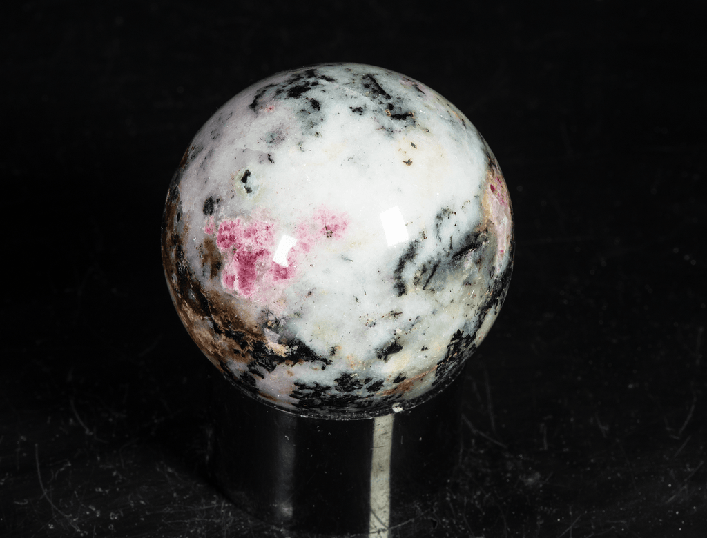 Tugtupite and polylithionite sphere from Greenland