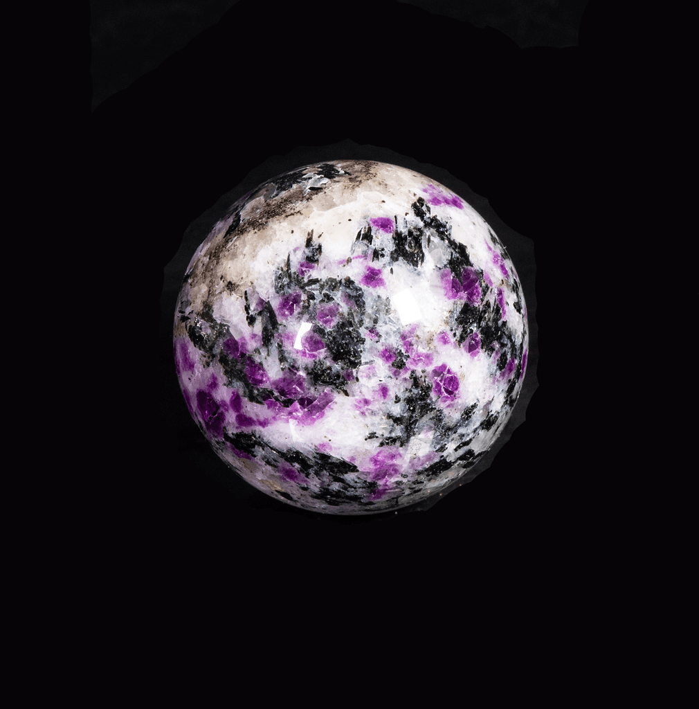 The main minerals on this sphere are blue analcime, orange fluorescent sodalite, black arfvedsonite crystals