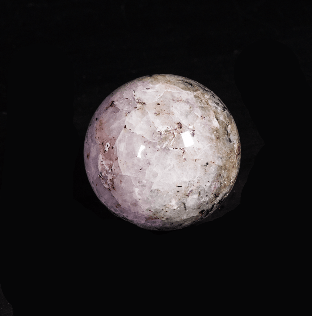 The main minerals on this sphere are blue analcime, orange fluorescent sodalite, black arfvedsonite crystals