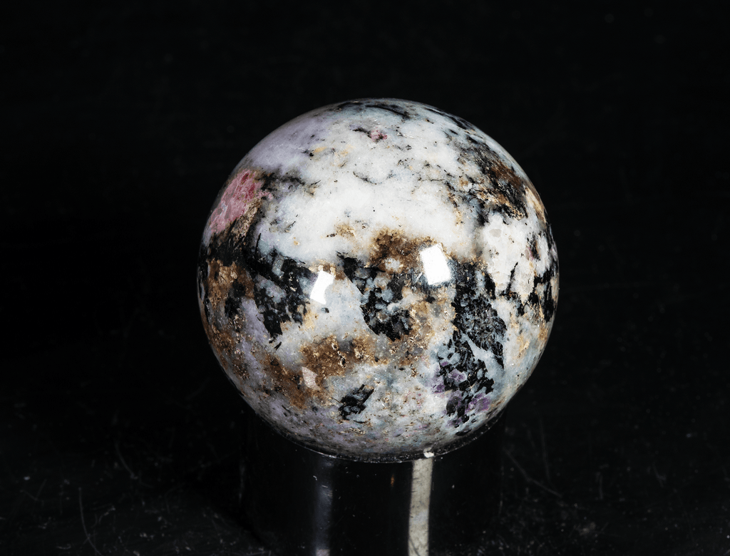 Tugtupite and polylithionite sphere from Greenland