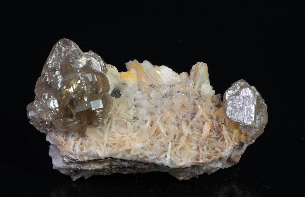 Fluorescent Cerussite Crystals on Barite