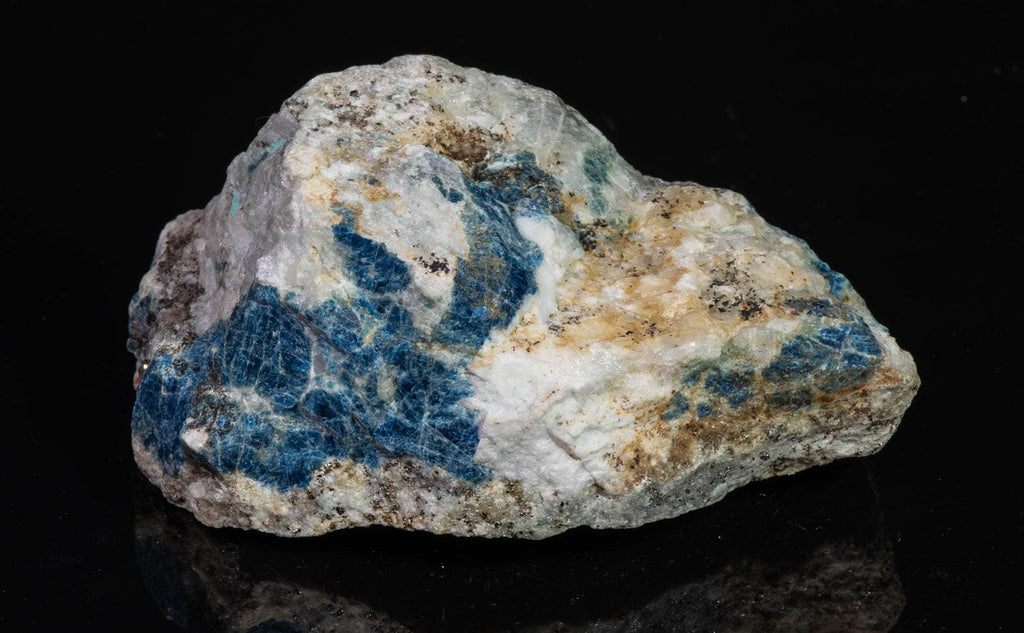 Hauyne, Gonnardite, Calcite, Scapolite, Phlogopite from Afghanistan