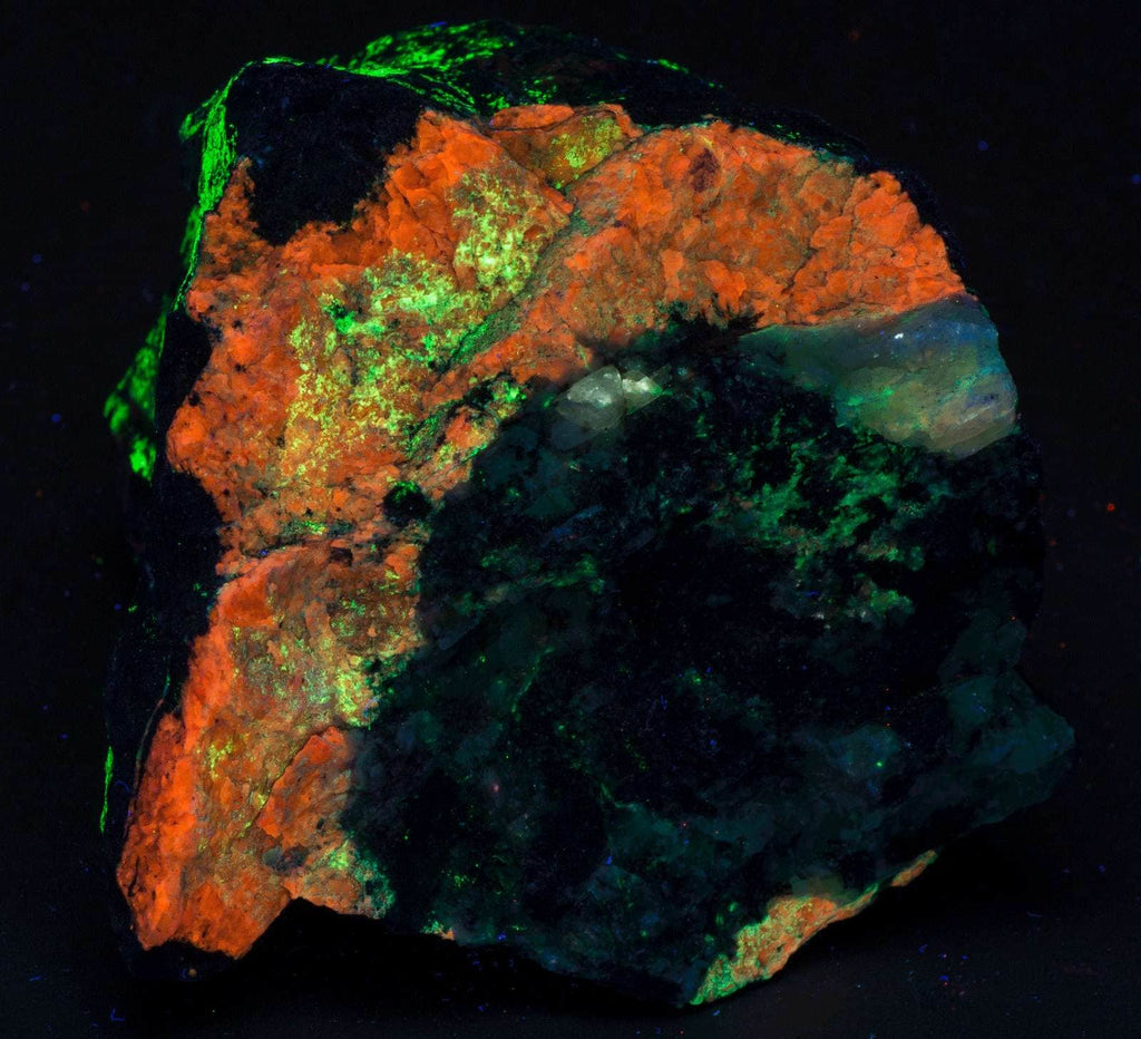 An animation of blue sodalite under shortwave UV light and displaying tenebrescence