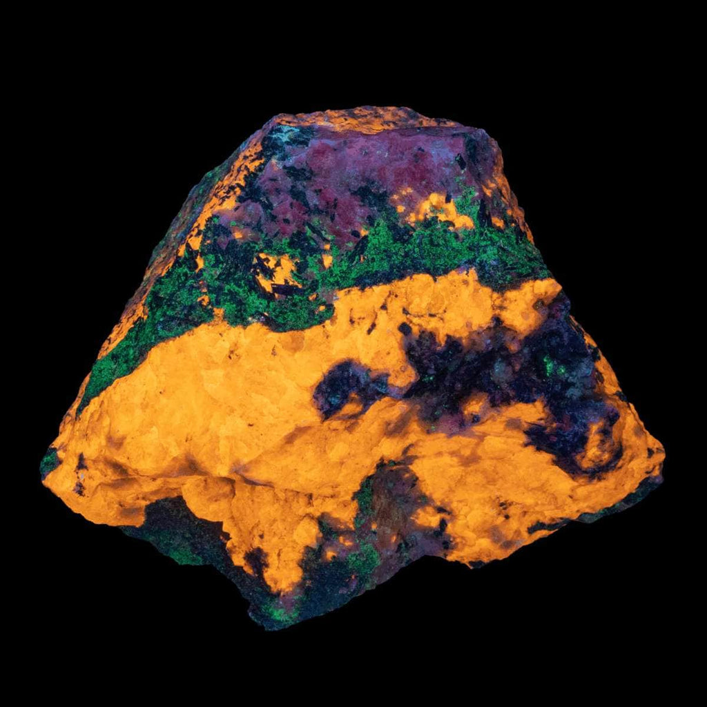 Fluorescing green sodalite from Greenland