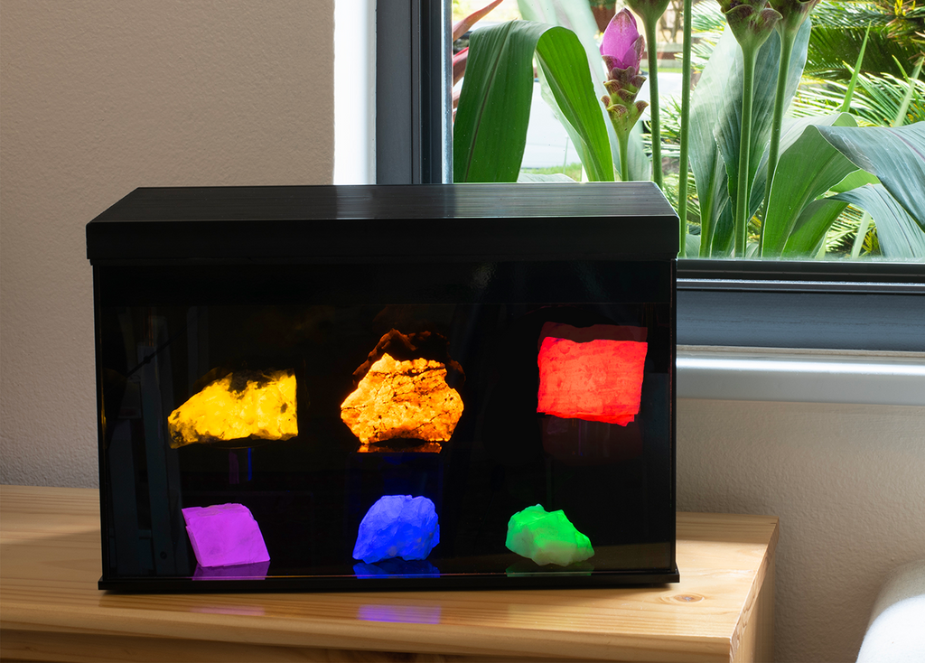 uv reactive calcite, uv reactive mineral in a uv mineral display case