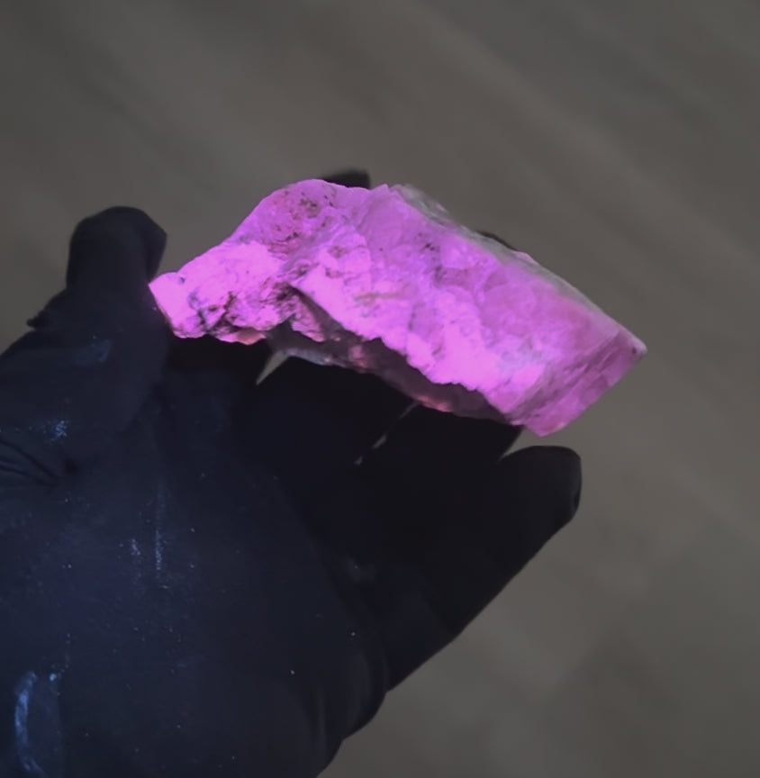 rare leucophanite fluorescent mineral