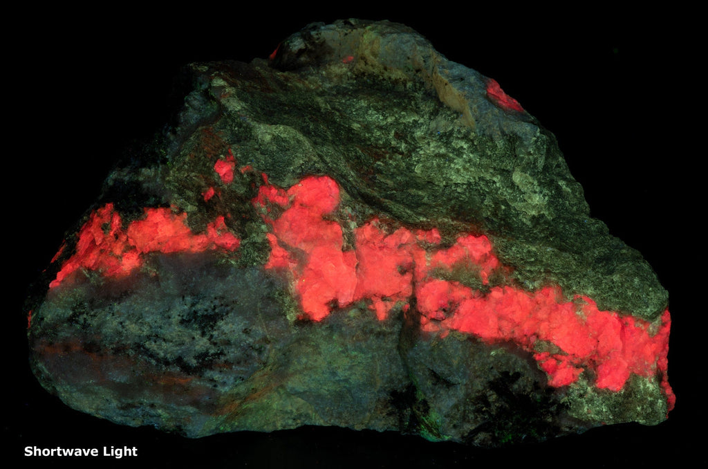 Gemmy tugtupite with polylithionite specimen