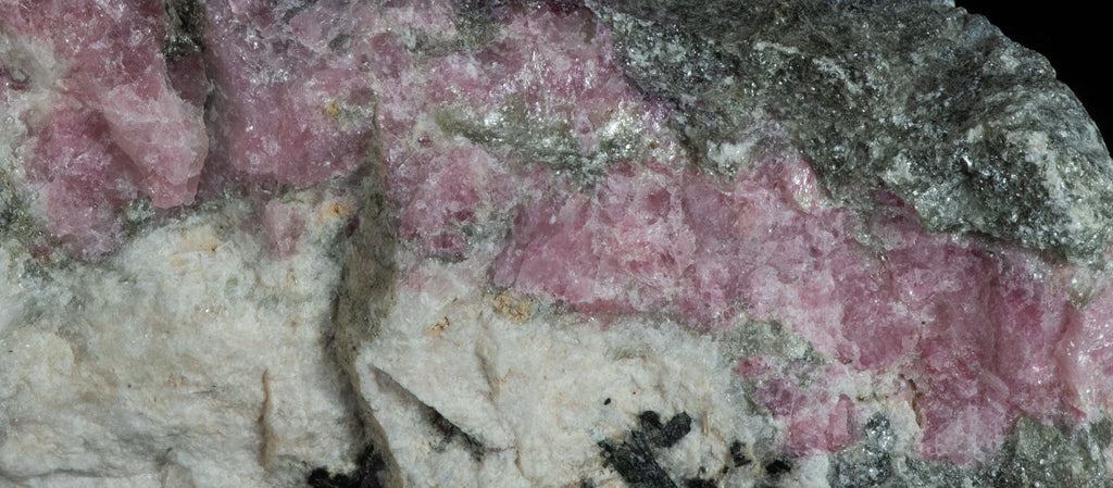 Gemmy tugtupite with polylithionite specimen